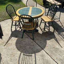 Round Expandable Kitchen Table, 4 Chairs, And Rack 