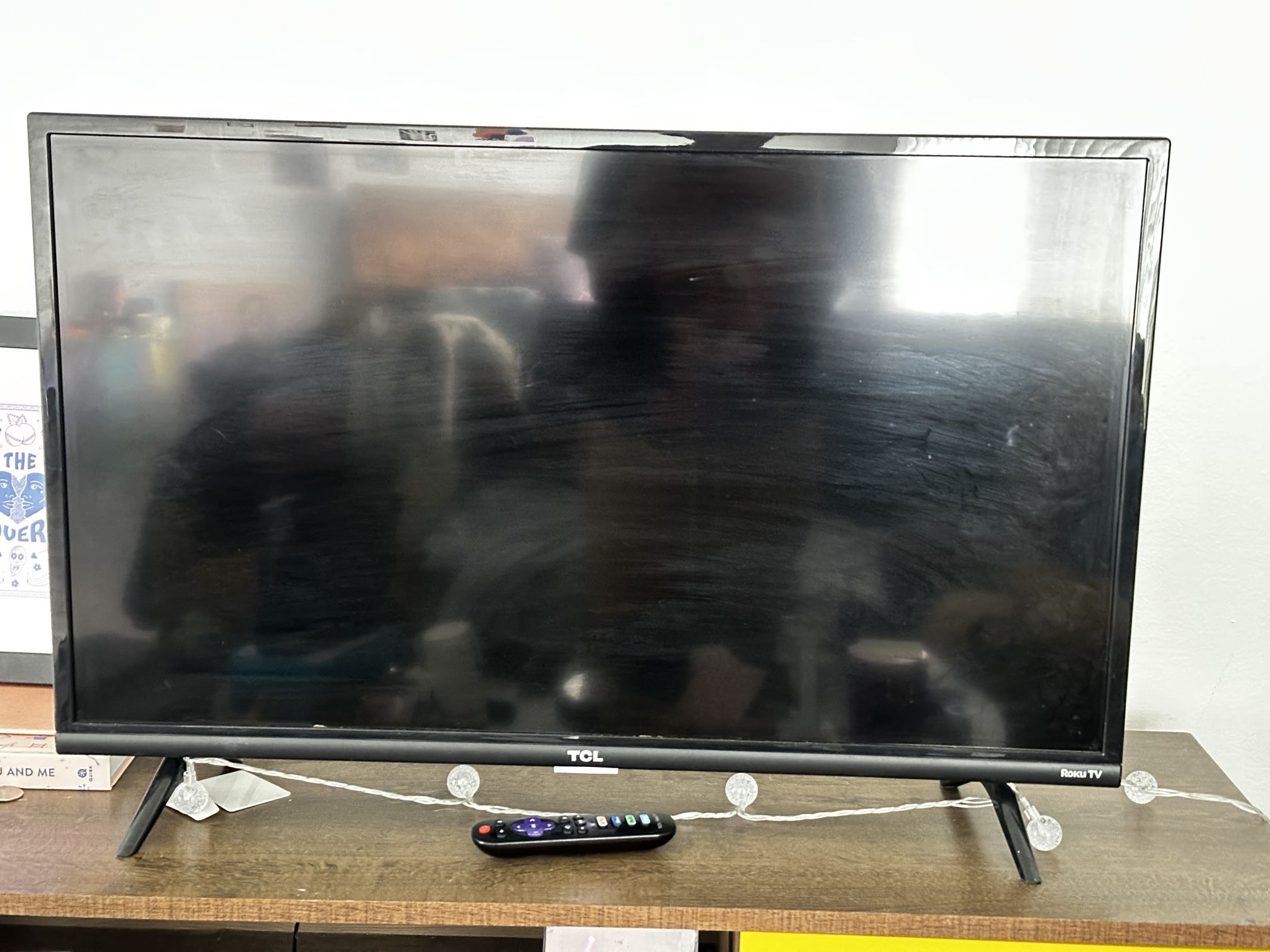 32in TCL Roku Tv w/ remote Full HD