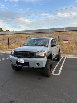 Nissan titan v8