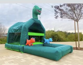 Kids bounce house with ball pit