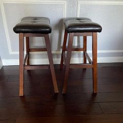 Bar stools / Bancos de madera y piel