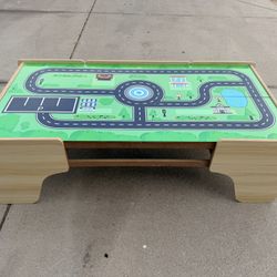 Wood Kids Racetrack Table (LxWxH: 48” x 24” x 15”)