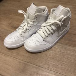 Air Jordan 1 Mid. Size - 9