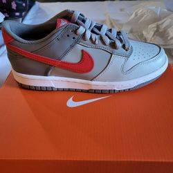 *NEW* Nike Dunk Low GS Unisex Kids Sneakers Gray/Red Size 5.5Y Women’s 7