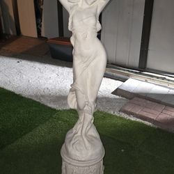 Thicc Lady Statue – Fancy AF Garden Decor

