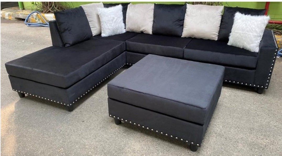 Beth Black Sectional with Reversible Chaise 