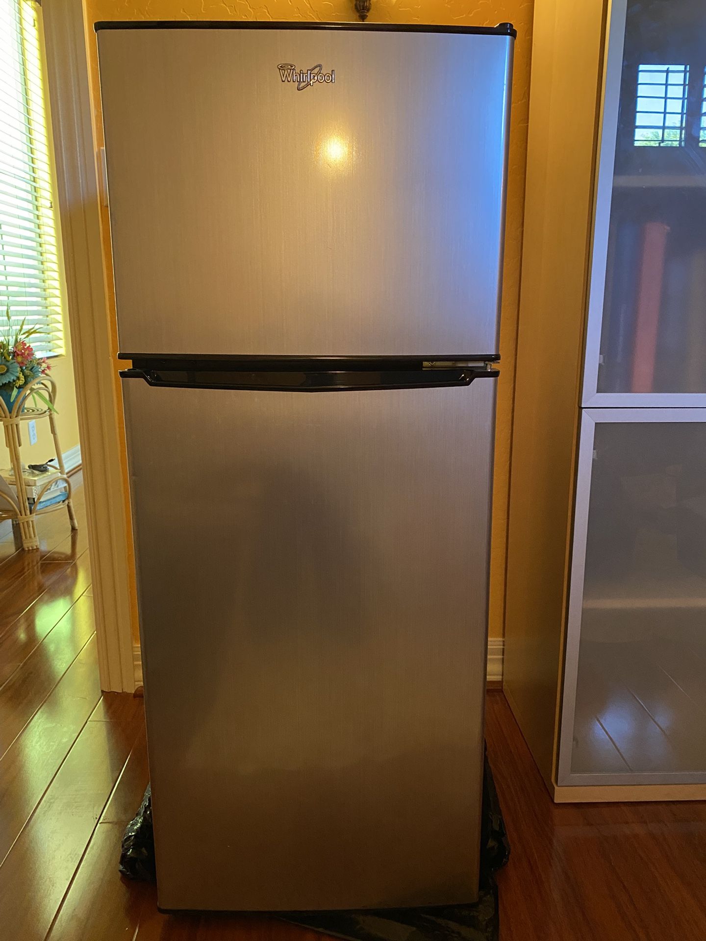 Refrigerator 11.6 Cu ft With Top Freezer Whirlpool