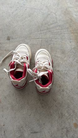 Tennis shoes