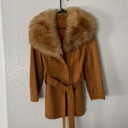 Medium- Women’s coat - leather jacket - suede jacket - fur coat - women’s clothing