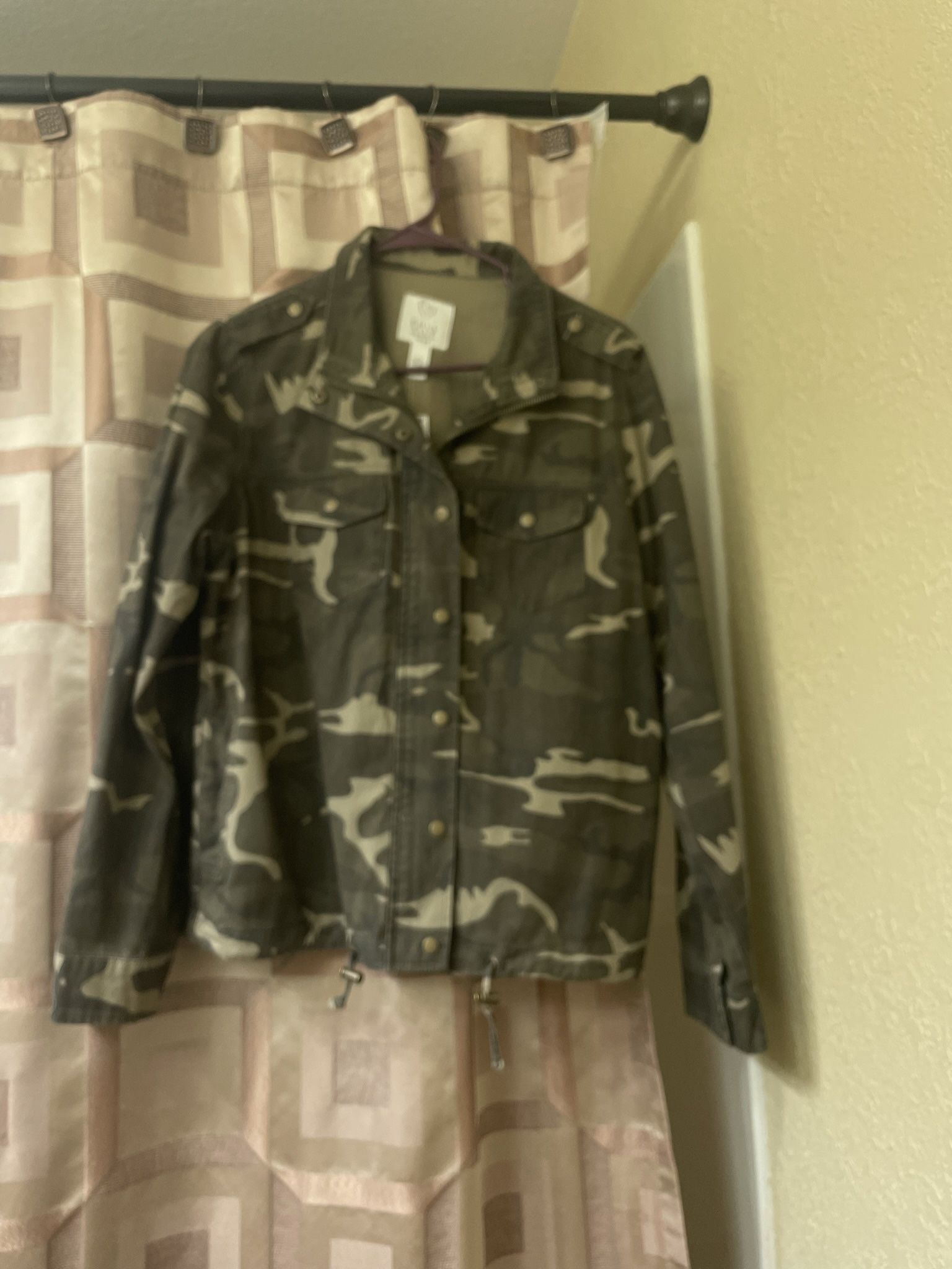 NEW CAMOUFLAGE LARGE JUNIOR JACKET TAG ATTACHED