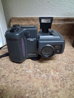 Nikon coolpix 995 fully functional vintage camera & camcorder  with battery,battery charger...$35obo