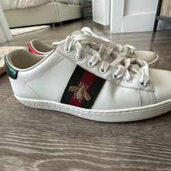 Women's Gucci Ace sneaker with bee
