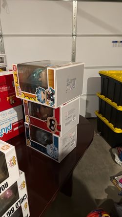 Attention fund clippers, three extra large Funko pops