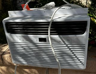 Frigidaire AC Unit - Works Well Blows Cold