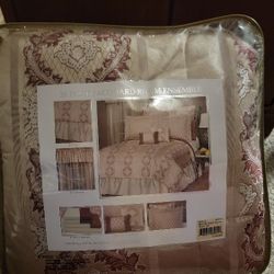 Queen Comforter Set. Like New