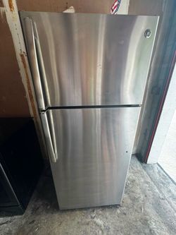GE Stainless Steel Top-Freezer Refrigerator