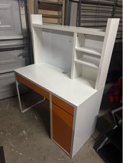 Office Desk with Magnetic Hutch