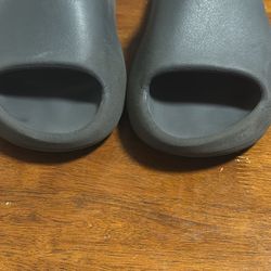 Yeezy Slides Size 8