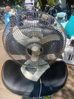 !! Tabletop Fan Doesn't Swivel  Works  good