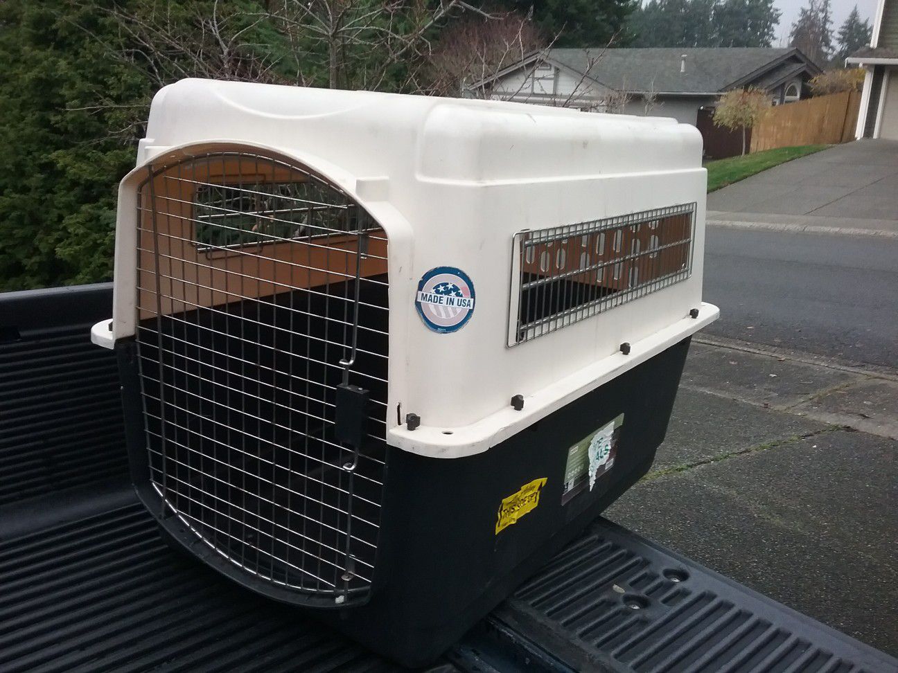 Large Dog Kennel Crate Carrier Airline Approved in Good Condition