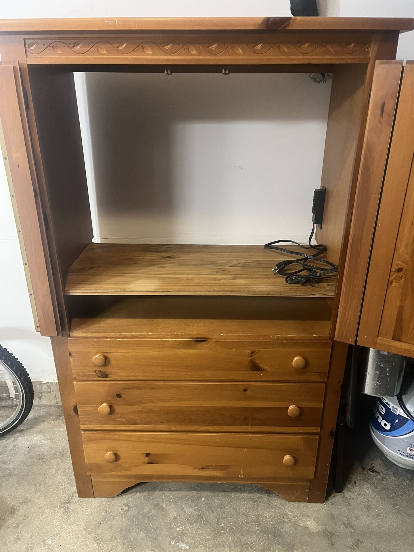 Armoire 32 “ W X 64 “ H X 21” Deep