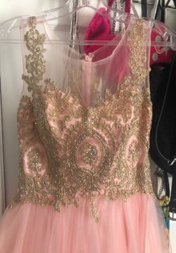 Color blush con encaje dorado