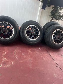 Vendo rines trd con llantas totalmente nuvas .265’/70R18.  116