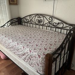 BEAUTIFUL DAY BED!!!