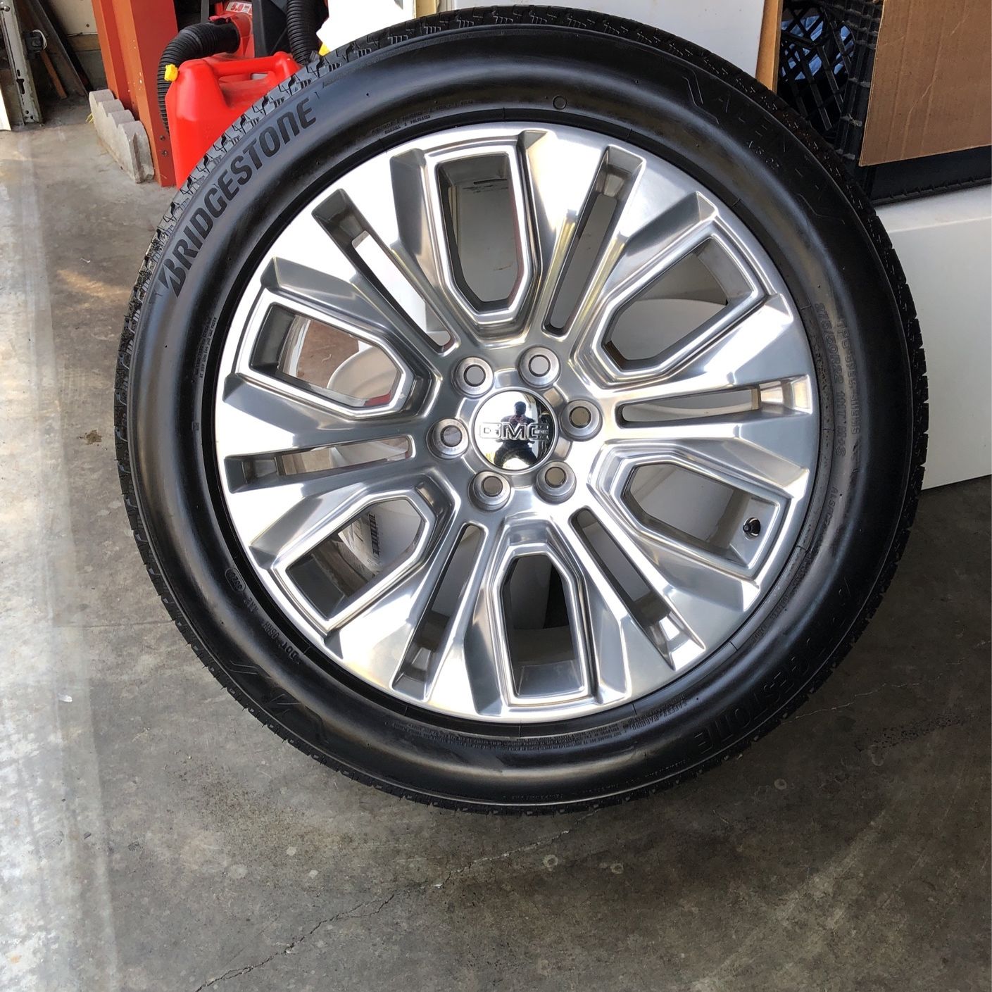 Like new..900 miles 4 Bridgestone ALENZA 275/50R22 111T M/S tires..GMC 22 in custom wheels..no scratches,they are in EXCELLENT SHAPE