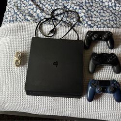 PS4 Slim + Controllers