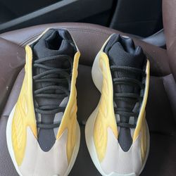 Yeezy Safflower Size 8