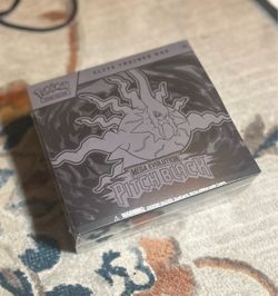 Pokémon Mega Evolution Pitch Black Elite Trainer Box
