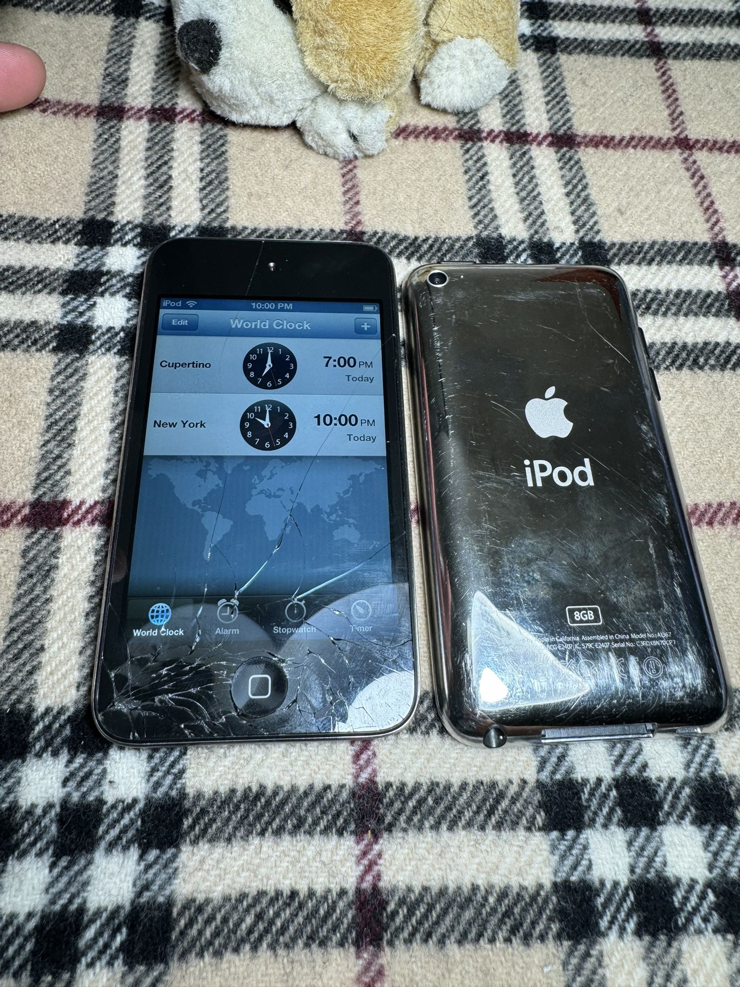 Lot of 2 iPod touch (4th generation) cracked
