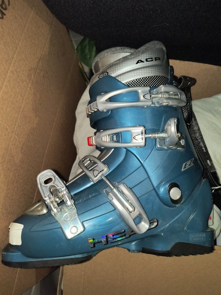 Size 7.5 men/8.5 women Head ACP shell Ezon ski boot w/ and Micro-adjustable buckles.