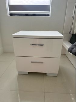 2 NIGHTSTAND WITH DRAWERS