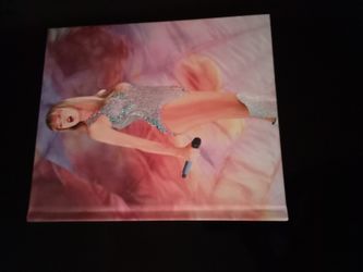 Taylor e Official Taylor Swift | The Eras Tour Book, which was released in 2024 and became a best-selling keepsake f