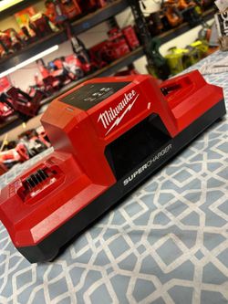 MILWAUKEE M18 Super CHARGER 