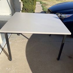 4x4ft Solid Table