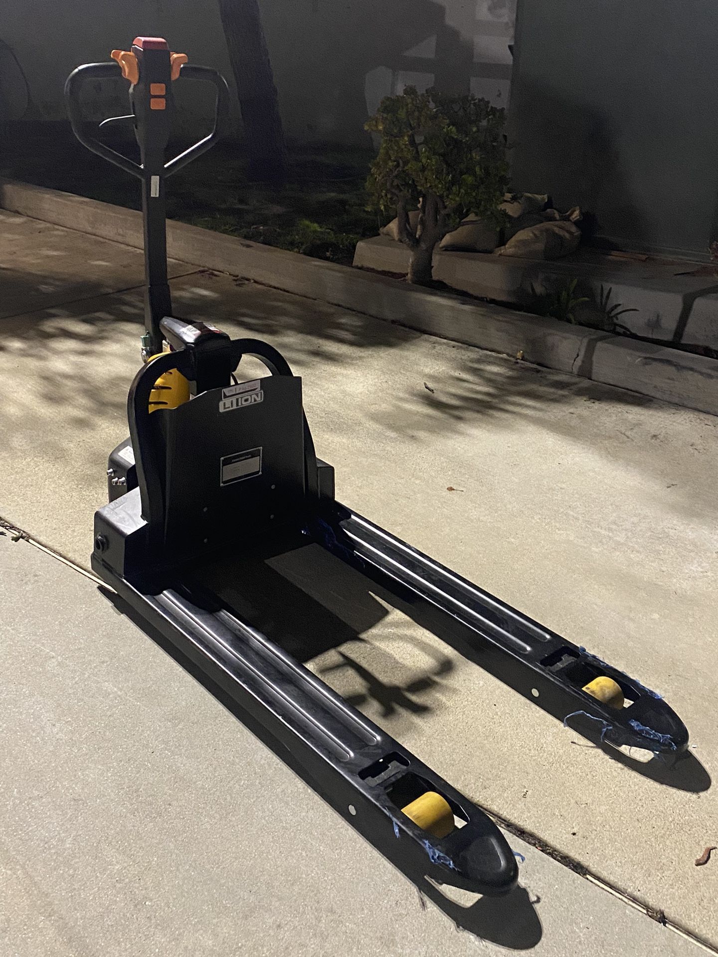 ELECTRIC PALLET JACK FOR SALE USED CONDITION (NOT FIRM, 2 AVAILABLE)