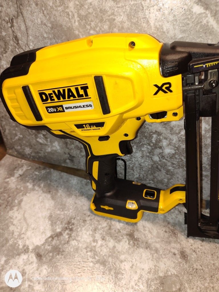 DeWalt 20 V Max XR 16/ Gauge Finish Nailer