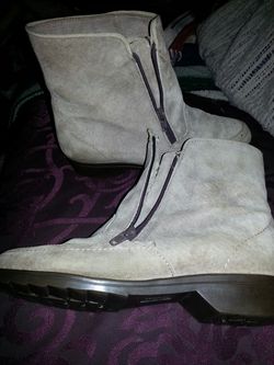 Nice lady's boots size 6 1/2