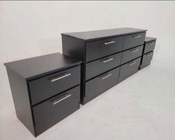 DRESSER AND TWO NIGHSTANDS // CÓMODA Y DOS MESITAS DE NOCHE