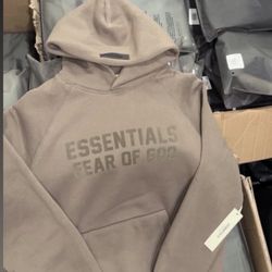 ESSENTIAL HOODIE