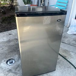 Mini refrigerator