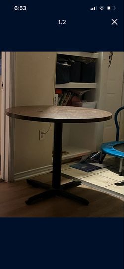 Round diner table