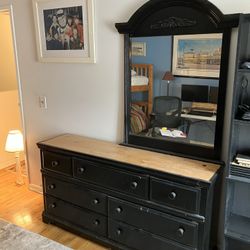 Dresser With Mirror. 