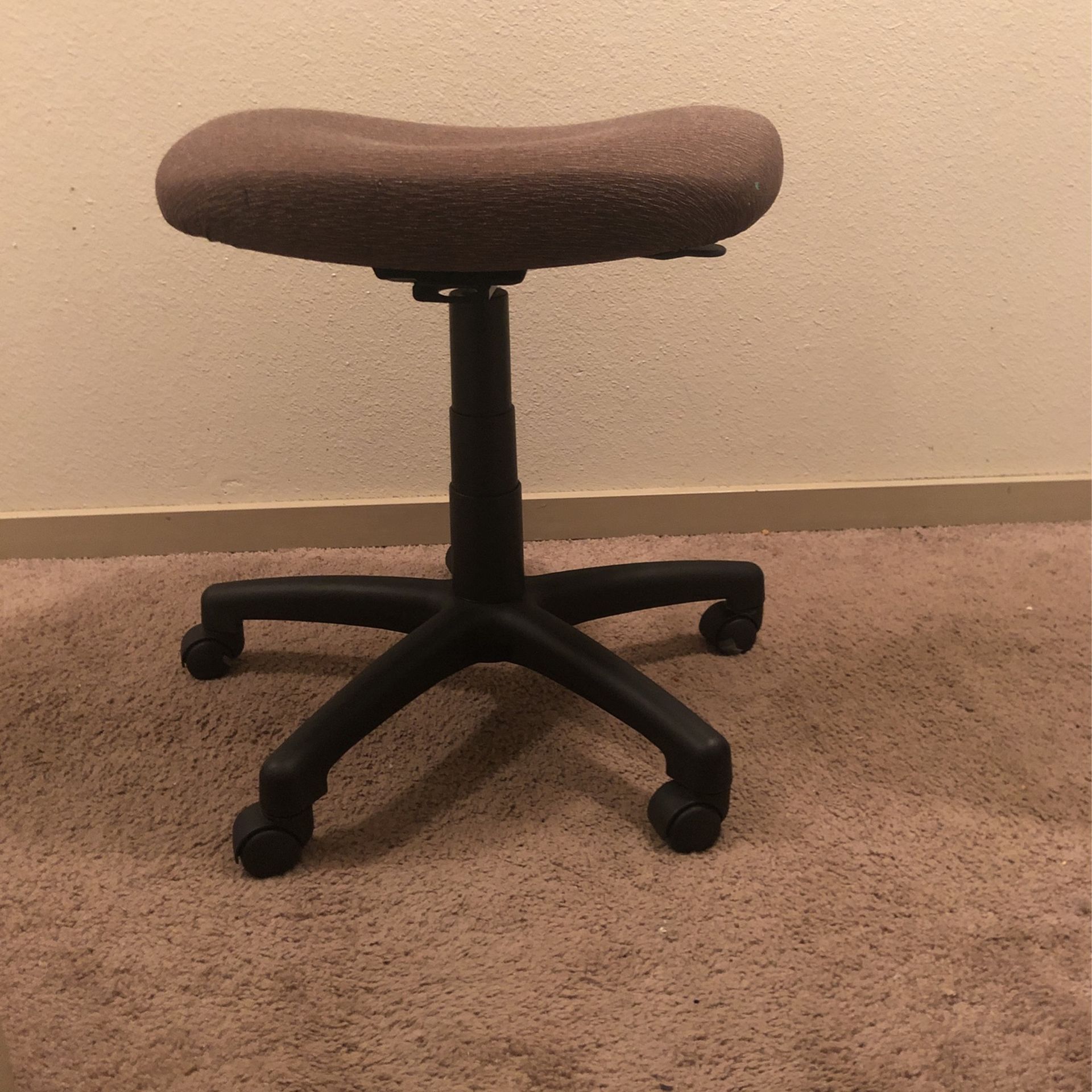 spinning desk chair 