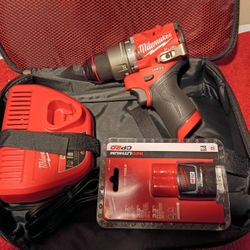 M12 Milwaukee Fuel Hammer Drill Kit Completo $135