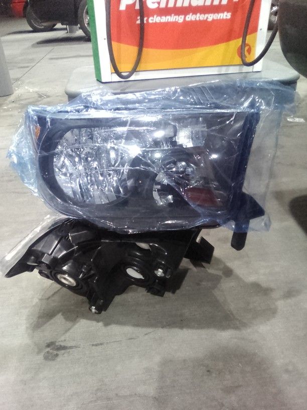 2007 = 2013  Toyota Tundra and 2008 = 2017 Sequoia  Front Headlights 