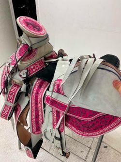 Montura charra de cuero bordada
